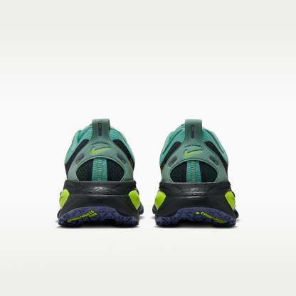Nike Vomero 18 GORE-TEX wasserdichter Straßenlaufschuh mit reflektierenden Akzenten (Herren) – Seaweed/Cannon/Volt/Barely Volt