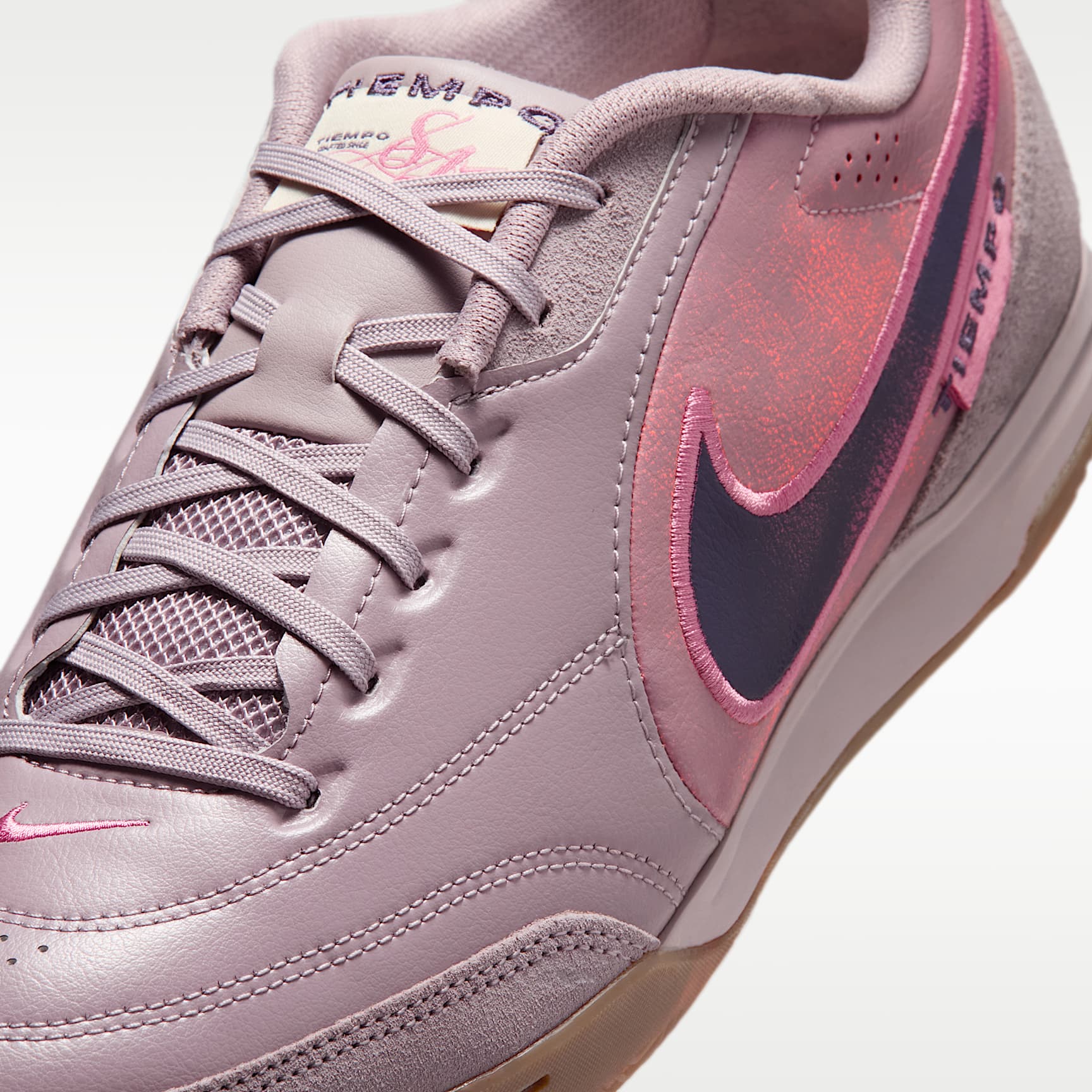 Nike Tiempo Streetgato PRM Low-Top-Fußballschuh für Hallen- und Hartplätze – Light Violet Ore/Gum Dark Brown/Peony
