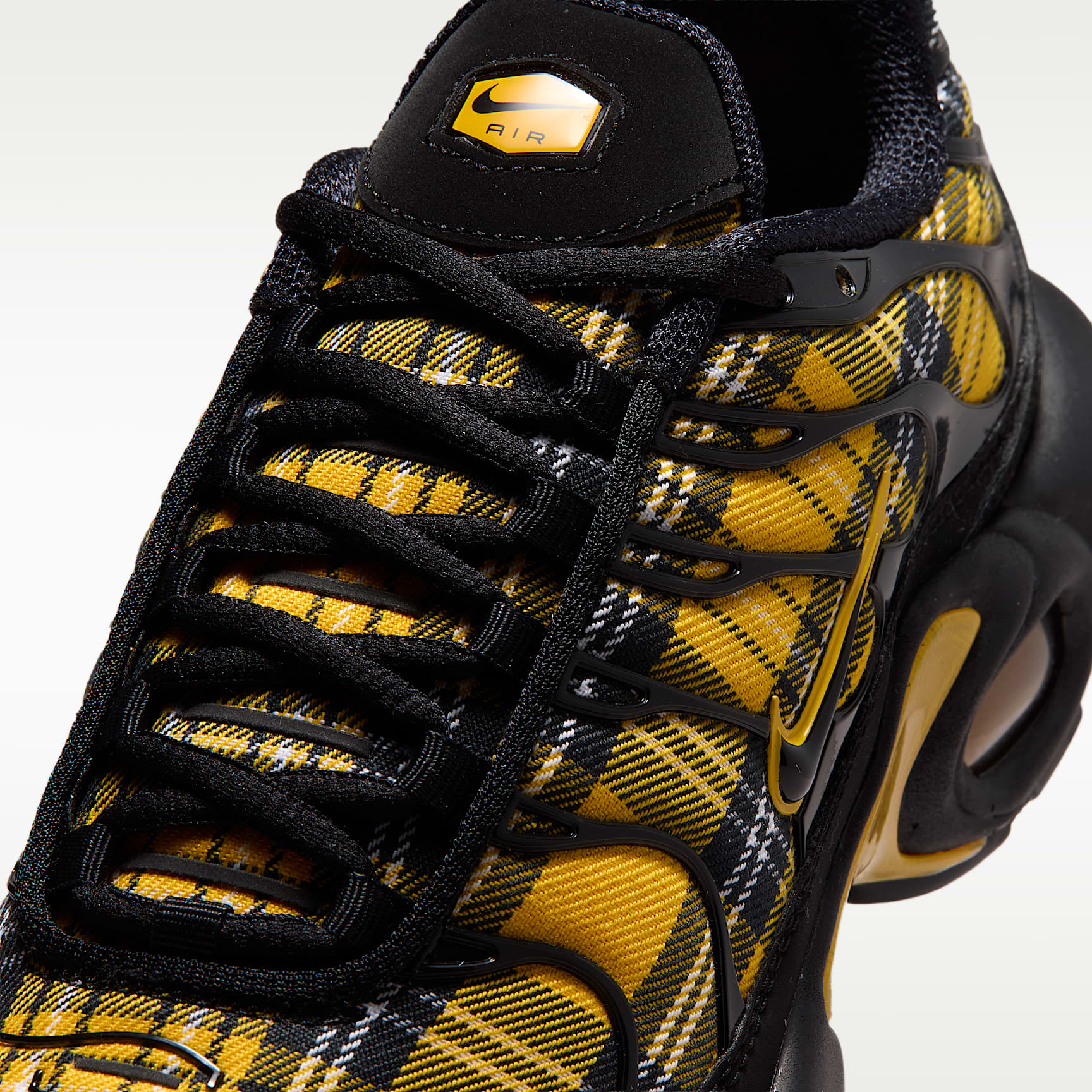 Nike Air Max Plus Schuh (Damen) – Schwarz/Weiß/Yellow Ochre