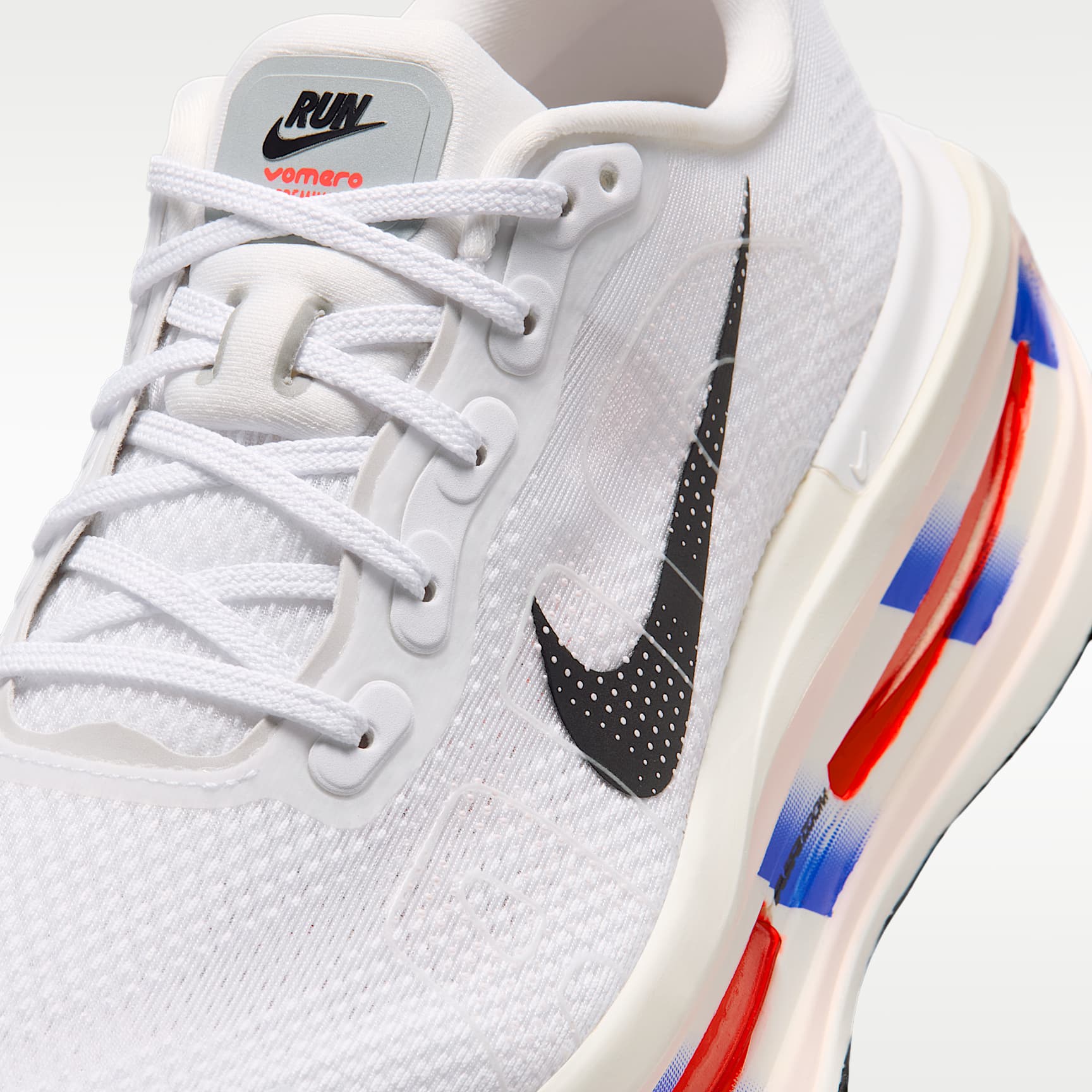 Nike Vomero Premium Straßenlaufschuh (Herren) – Weiß/Racer Blue/Bright Crimson/Schwarz