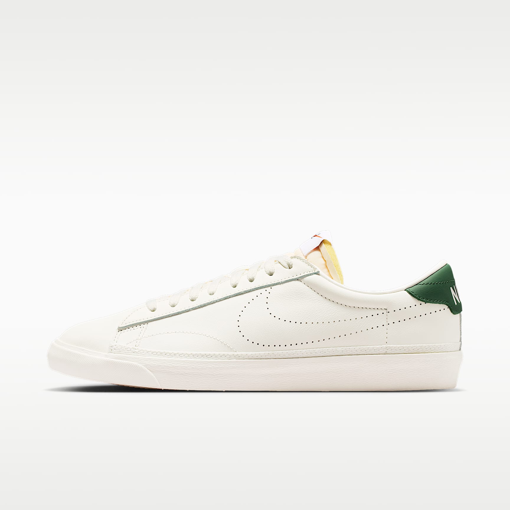 Nike Tennis Classic Schuh (Herren) – Sail/Fir/Team Orange/Sail
