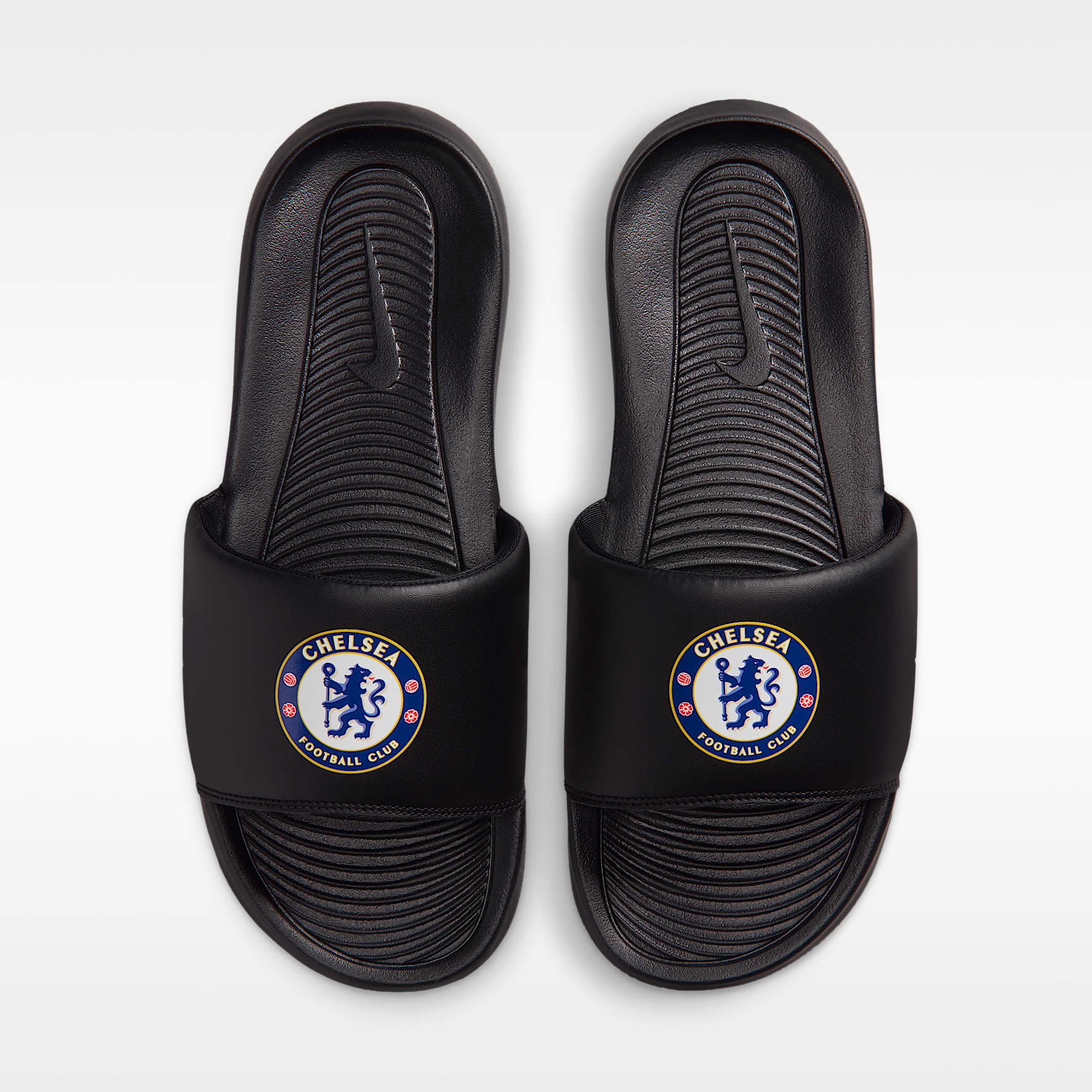 FC Chelsea Victori One Nike Slides (Herren) – Schwarz/Multi-Color/Weiß