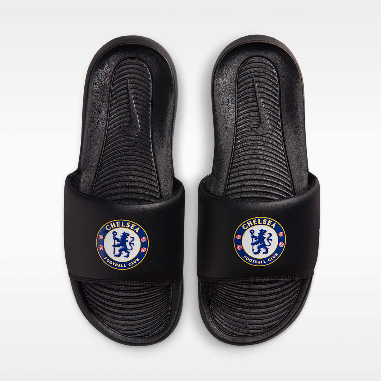 FC Chelsea Victori One Nike Slides (Herren) – Schwarz/Multi-Color/Weiß