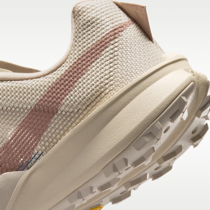 Nike Kiger 10 Traillaufschuh – Light Orewood Brown/Cream II/Safety Orange/Diffused Taupe