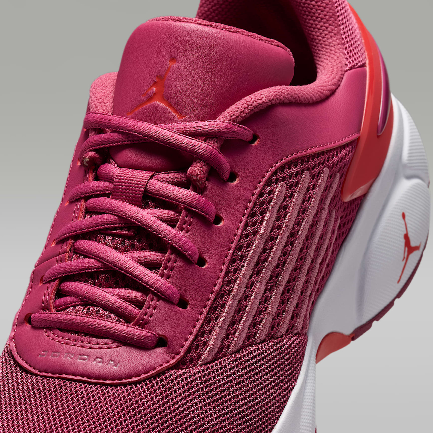 Jordan Trunner Flow Damenschuhe – Sweet Beet/Pale Ivory/Desert Berry/Track Red