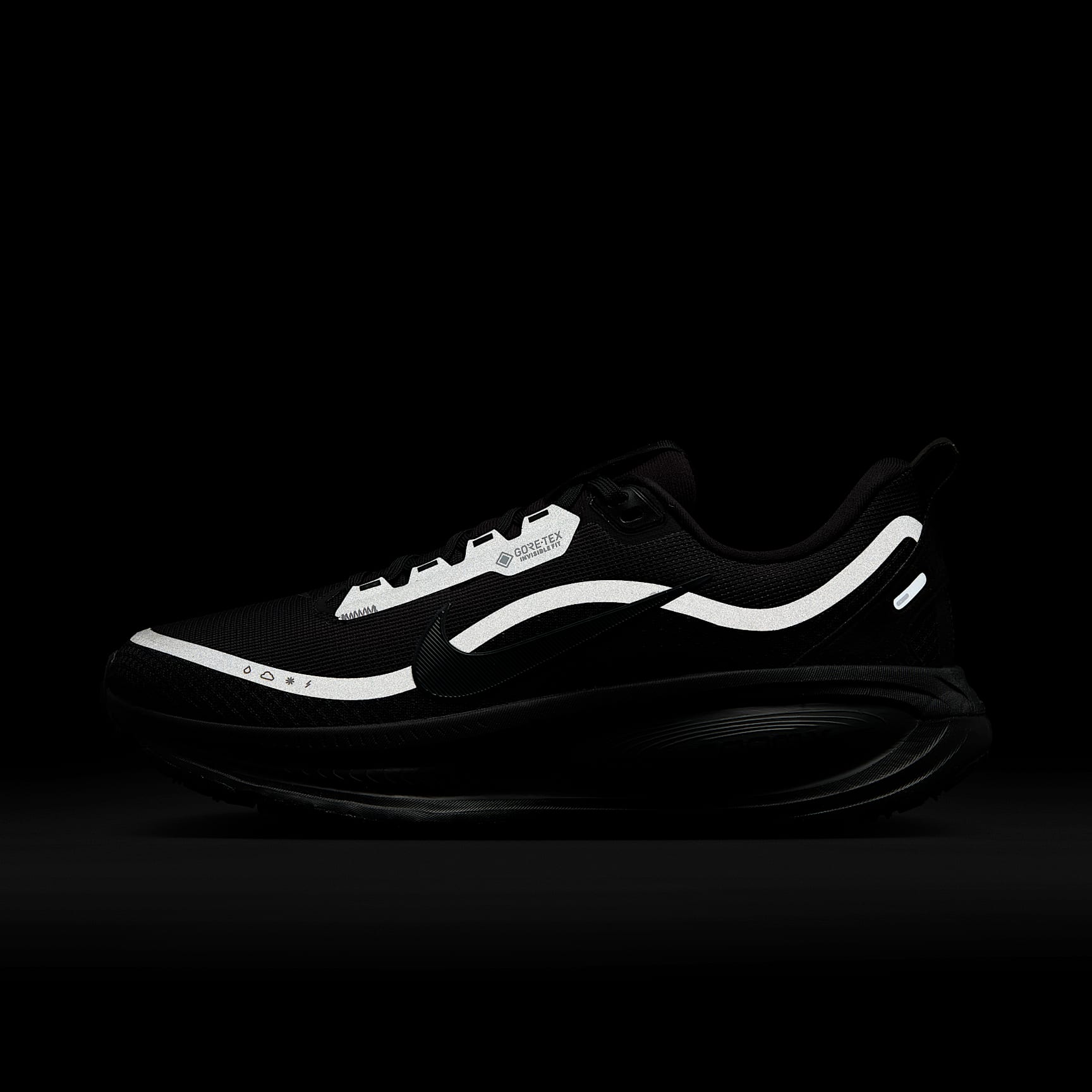 Nike Vomero 18 GORE-TEX Wasserdichter Straßenlaufschuh mit reflektierenden Designakzenten (Damen) – Schwarz/Anthracite