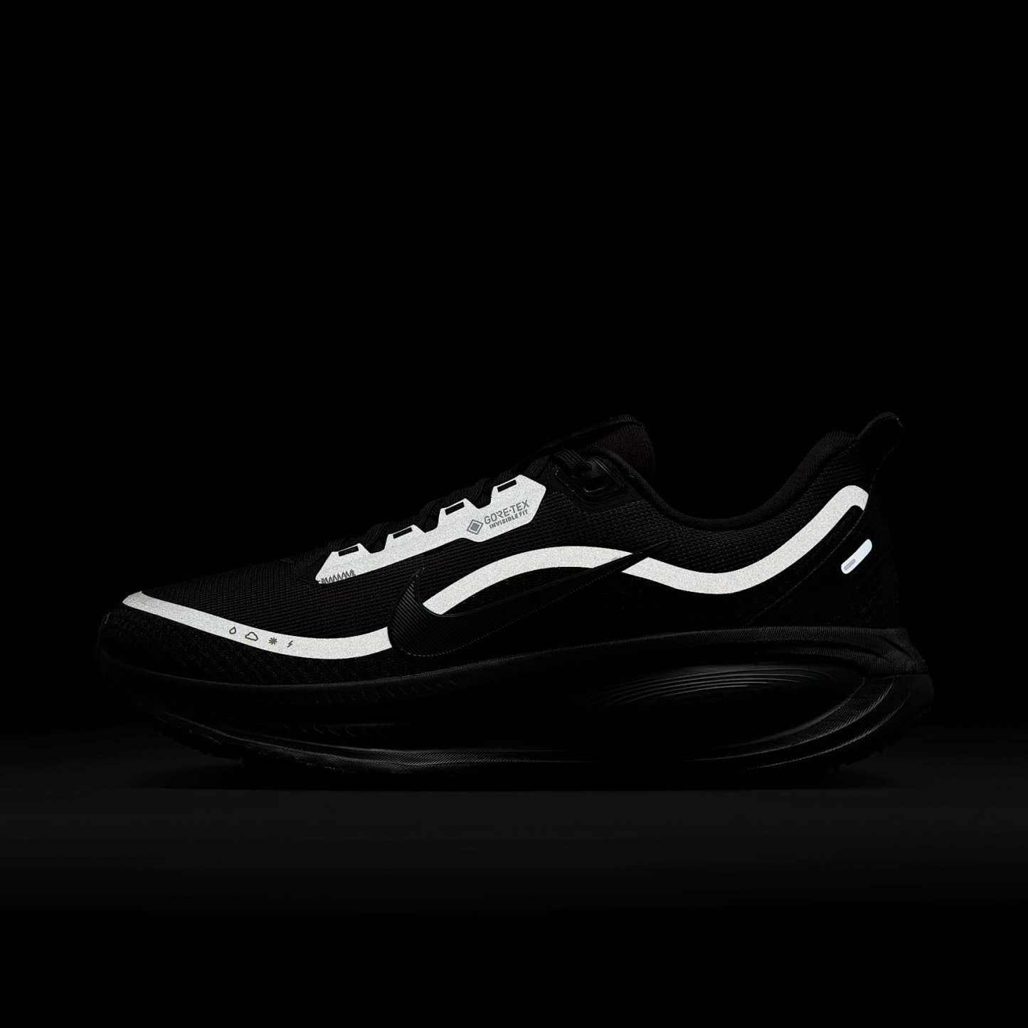 Nike Vomero 18 GORE-TEX Wasserdichter Straßenlaufschuh mit reflektierenden Designakzenten (Damen) – Schwarz/Anthracite