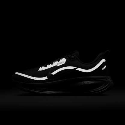 Nike Vomero 18 GORE-TEX Wasserdichter Straßenlaufschuh mit reflektierenden Designakzenten (Damen) – Schwarz/Anthracite