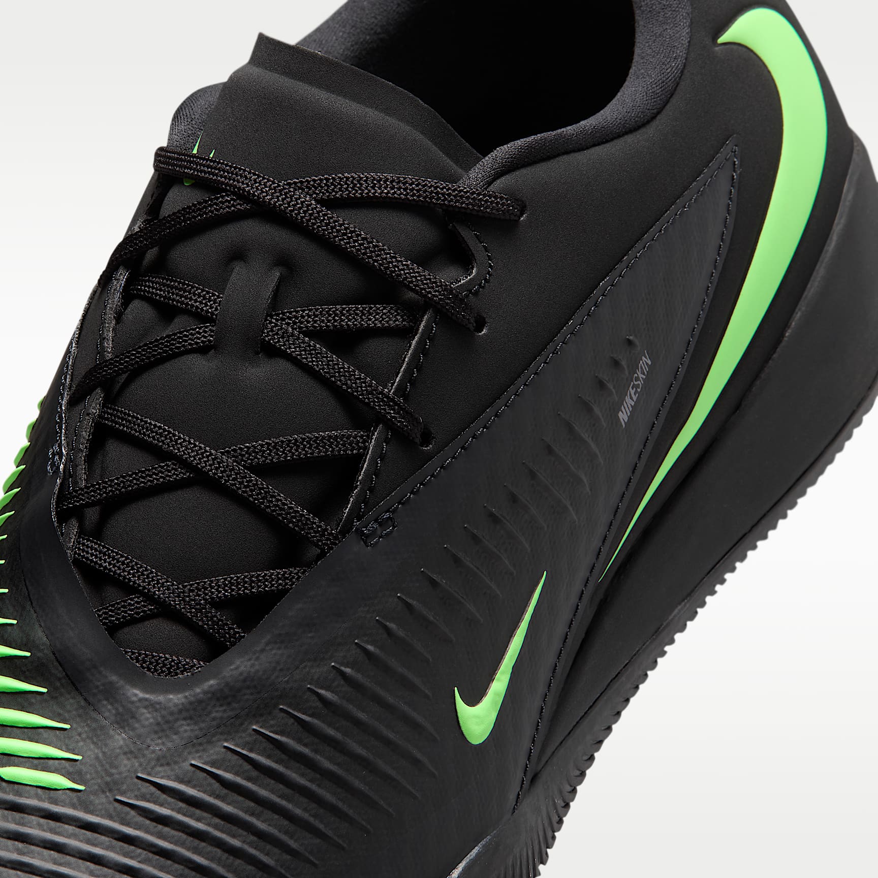 Nike Phantom 6 Low Academy Fußballschuh für Hallen- und Hartplätze – Schwarz/Schwarz/Illusion Green