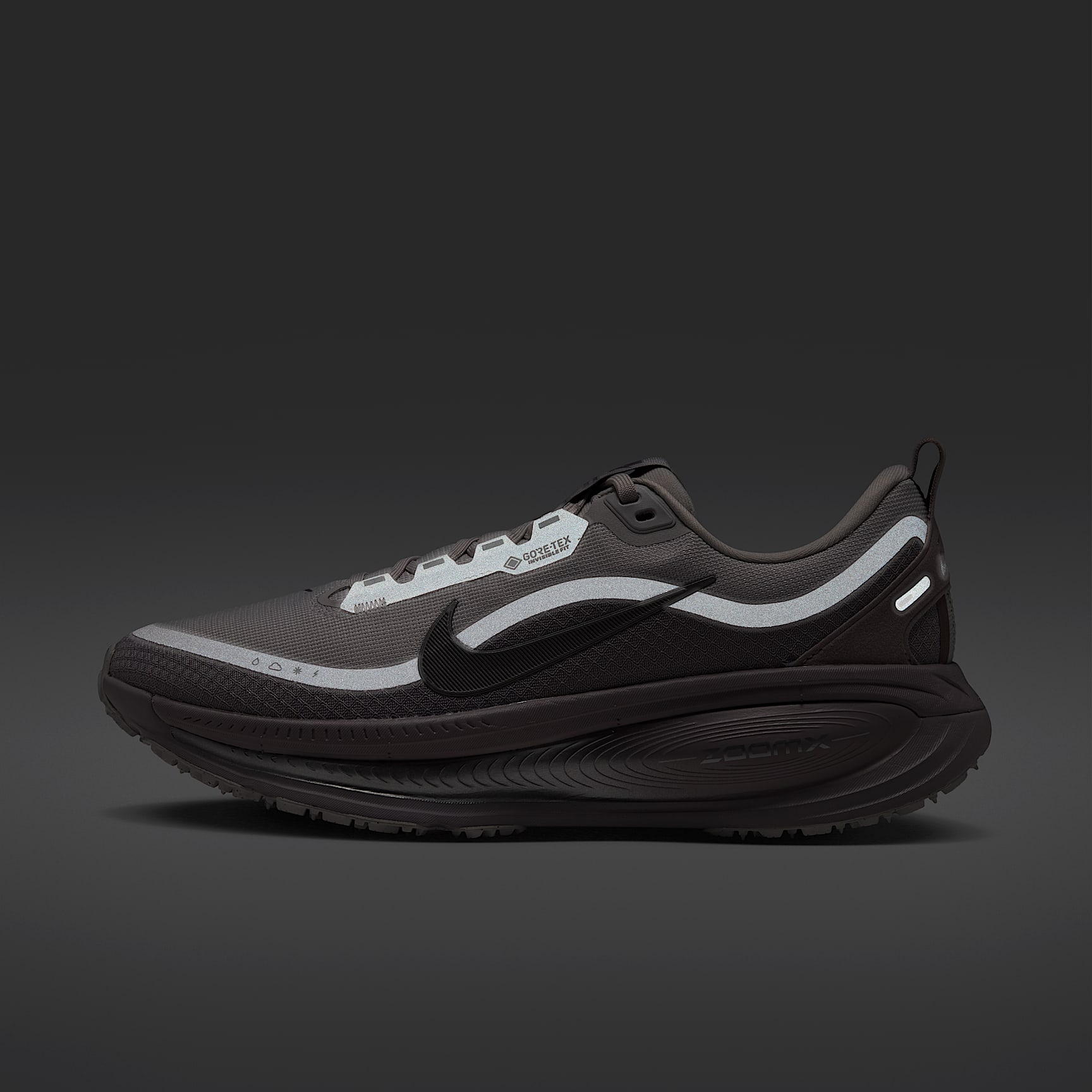 Nike Vomero 18 GORE-TEX Wasserdichter Straßenlaufschuh mit reflektierenden Designakzenten (Damen) – Vast Grey/Silver Lilac/Metallic Silver
