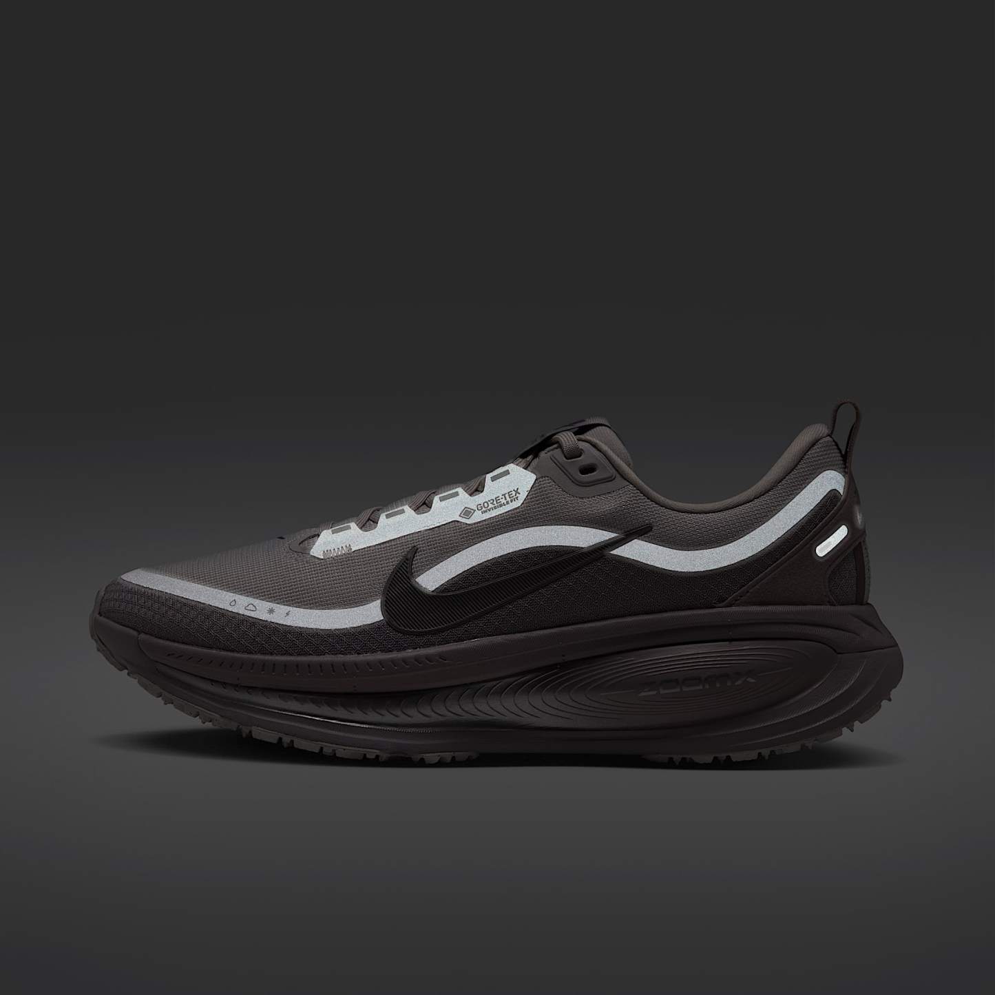 Nike Vomero 18 GORE-TEX Wasserdichter Straßenlaufschuh mit reflektierenden Designakzenten (Damen) – Vast Grey/Silver Lilac/Metallic Silver