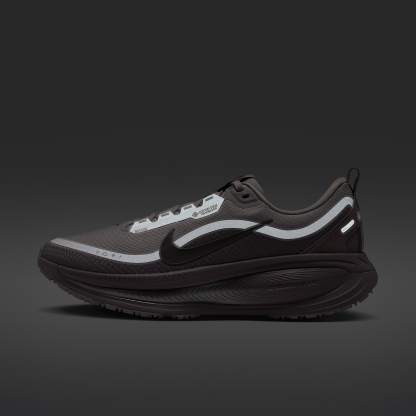 Nike Vomero 18 GORE-TEX Wasserdichter Straßenlaufschuh mit reflektierenden Designakzenten (Damen) – Vast Grey/Silver Lilac/Metallic Silver