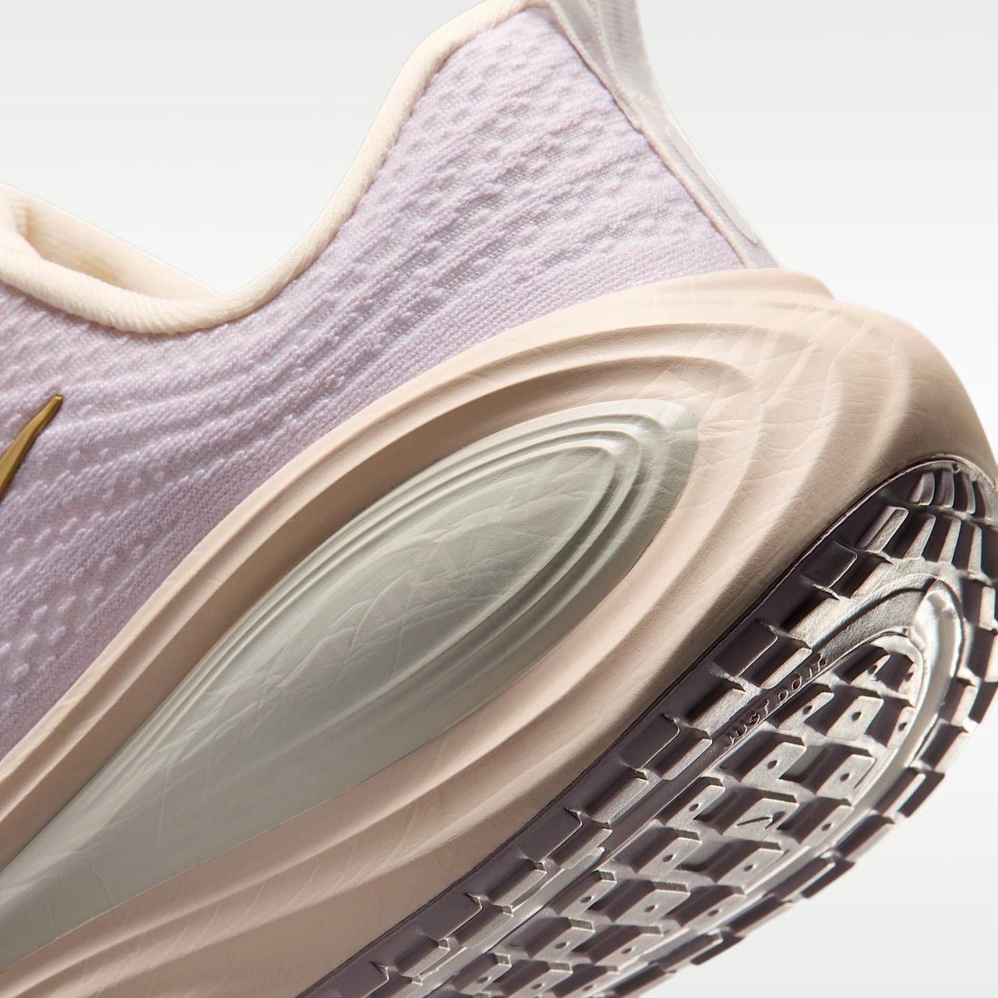 Nike Vomero Plus Straßenlaufschuh (Damen) – Chalk/Bleached Lilac/Spruce Aura/Metallic Gold