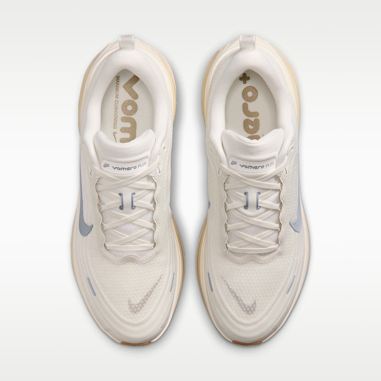 Nike Vomero Plus Straßenlaufschuh (Herren) – Sail/Coconut Milk/Light Khaki/Metallic Silver