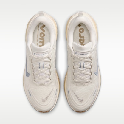 Nike Vomero Plus Straßenlaufschuh (Herren) – Sail/Coconut Milk/Light Khaki/Metallic Silver