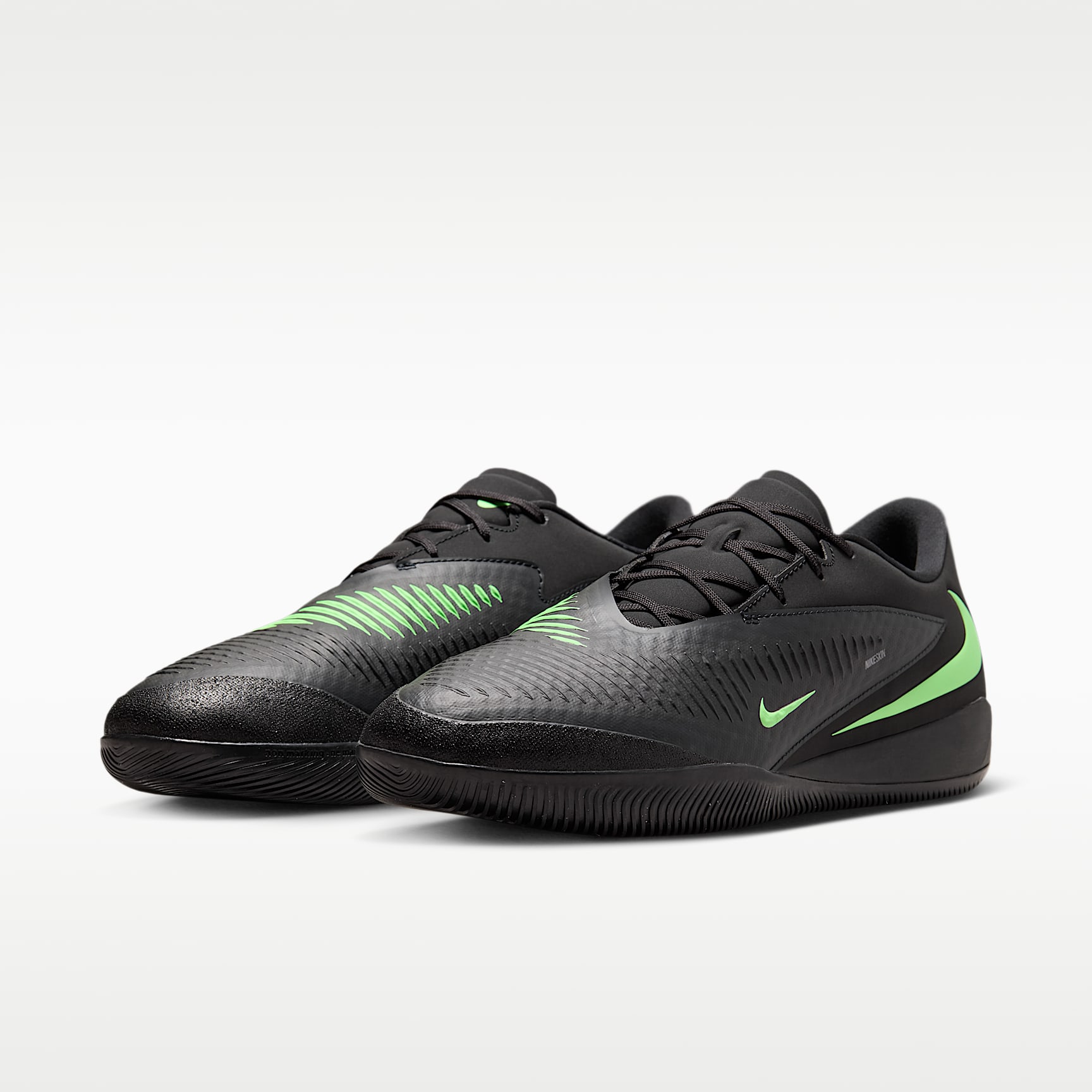 Nike Phantom 6 Low Academy Fußballschuh für Hallen- und Hartplätze – Schwarz/Schwarz/Illusion Green