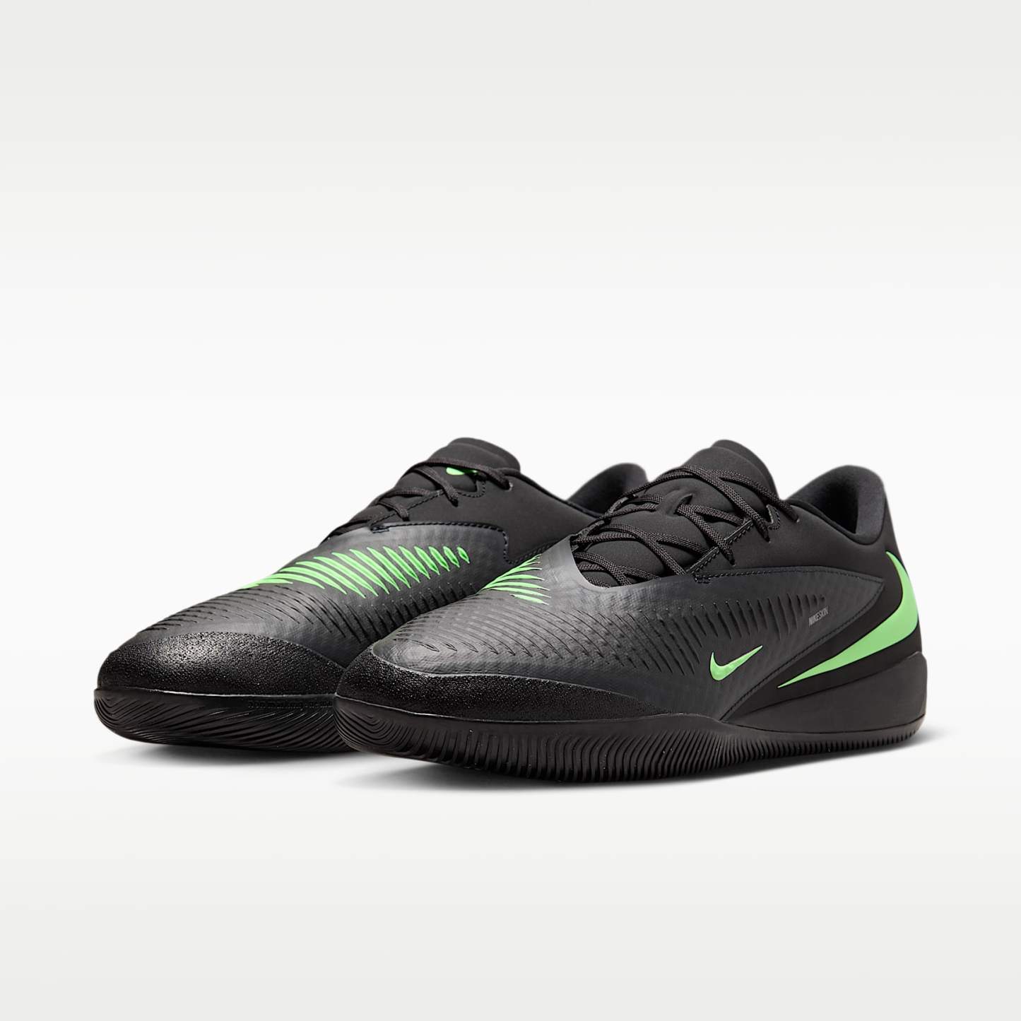 Nike Phantom 6 Low Academy Fußballschuh für Hallen- und Hartplätze – Schwarz/Schwarz/Illusion Green