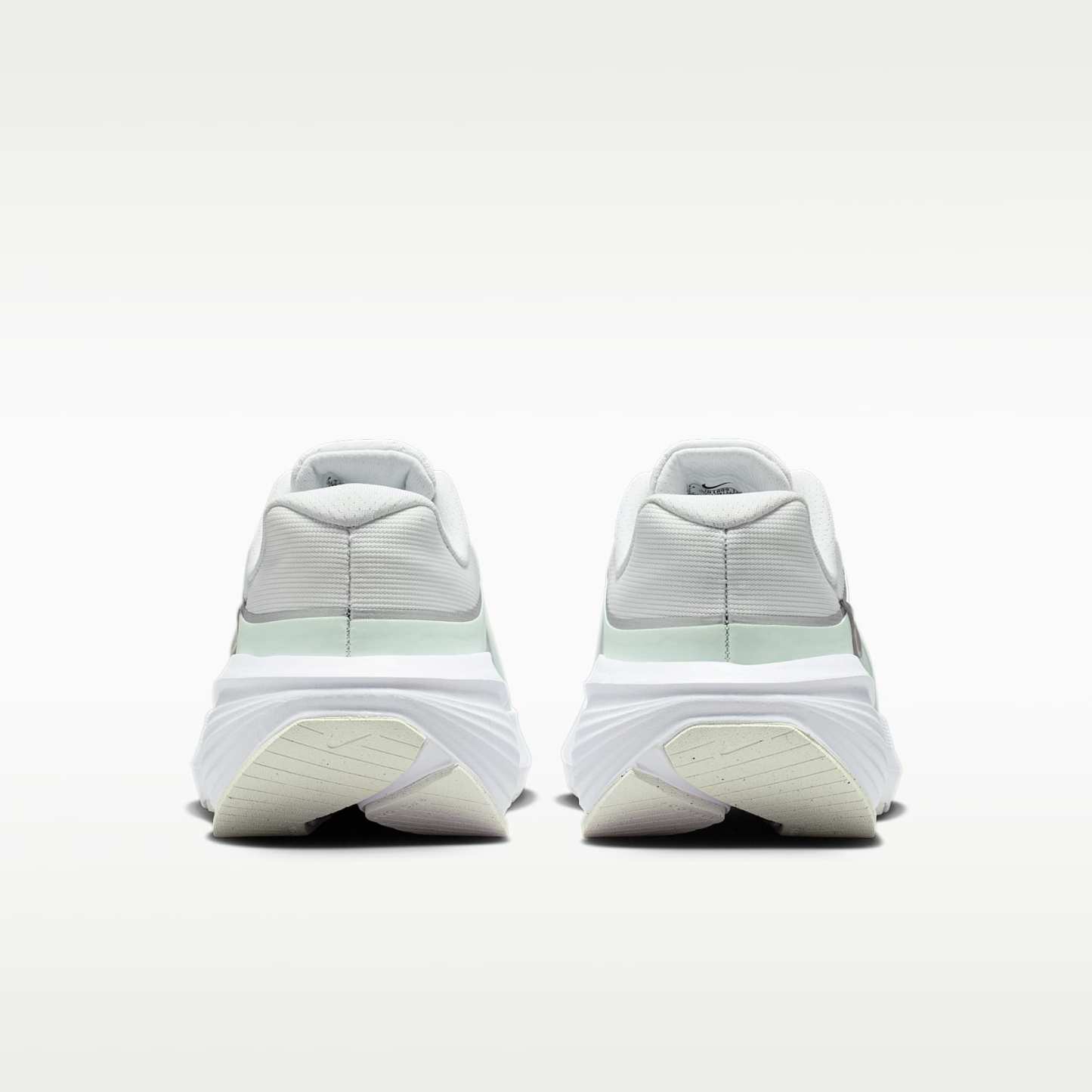 Nike Downshifter 14 Straßenlaufschuh (Damen) – Off White/Barely Green/Weiß/Metallic Silver