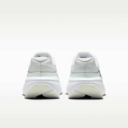 Nike Downshifter 14 Straßenlaufschuh (Damen) – Off White/Barely Green/Weiß/Metallic Silver