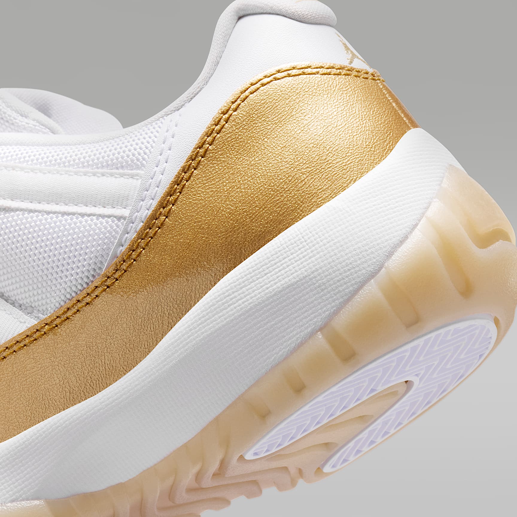 Air Jordan 11 Low "Mother's Day" Schuh (Damen) – Weiß/Team Gold/Metallic Gold