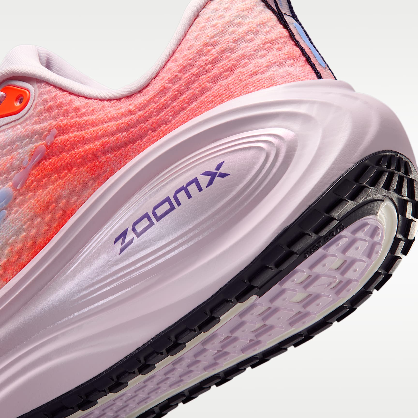 Nike Vomero Plus Straßenlaufschuh (Damen) – Bleached Lilac/Hyper Crimson/Sunset Haze/Royal Pulse