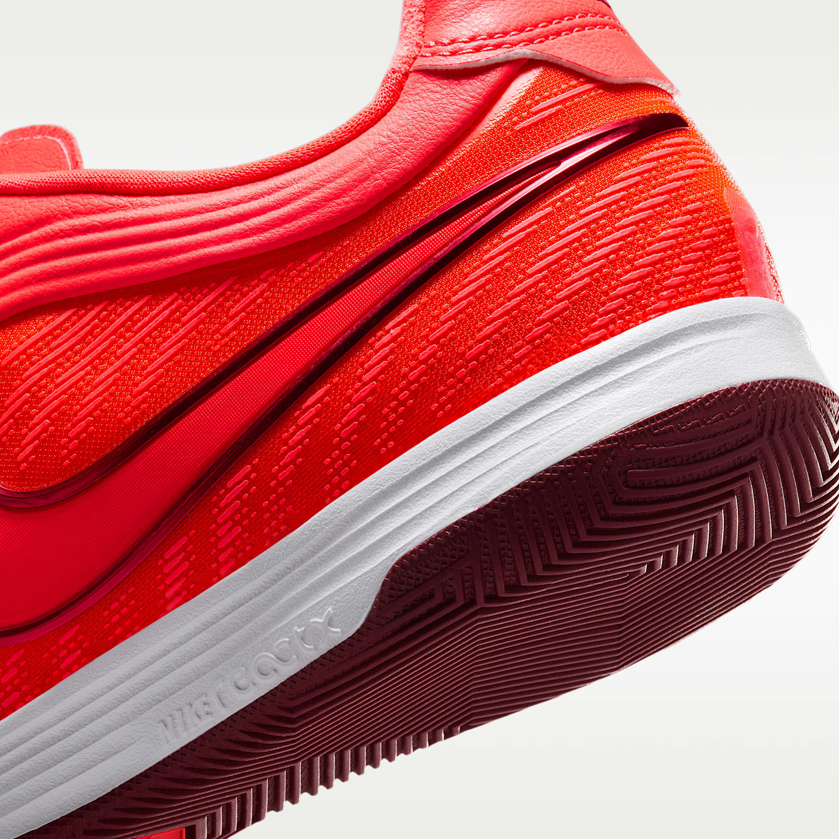Nike Tiempo Reactgato Low Top Fußballschuh für Hallen- und Hartplätze – Bright Crimson/Team Red