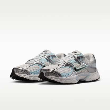 Nike V5 RNR Schuh mit reflektierenden Akzenten (Damen) – Grey Fog/Off White/Glacier Blue/Anthracite