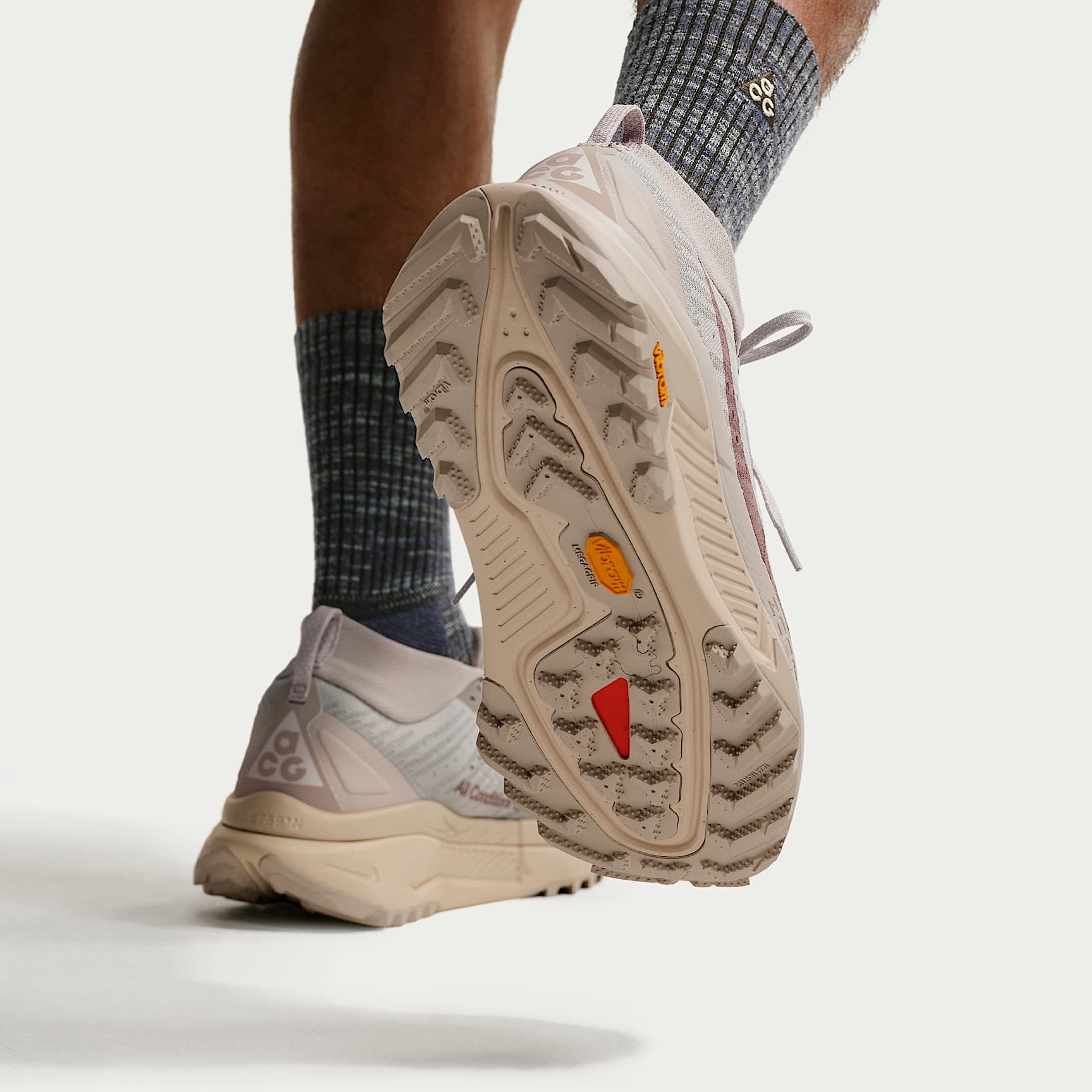 ACG Zegama Trail Traillaufschuh (Herren) – Cream II/Safety Orange/Light Orewood Brown