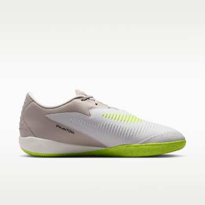 Nike Phantom 6 Low Academy Fußballschuh für Hallen- und Hartplätze – Moon Particle/Lemon Venom/Schwarz