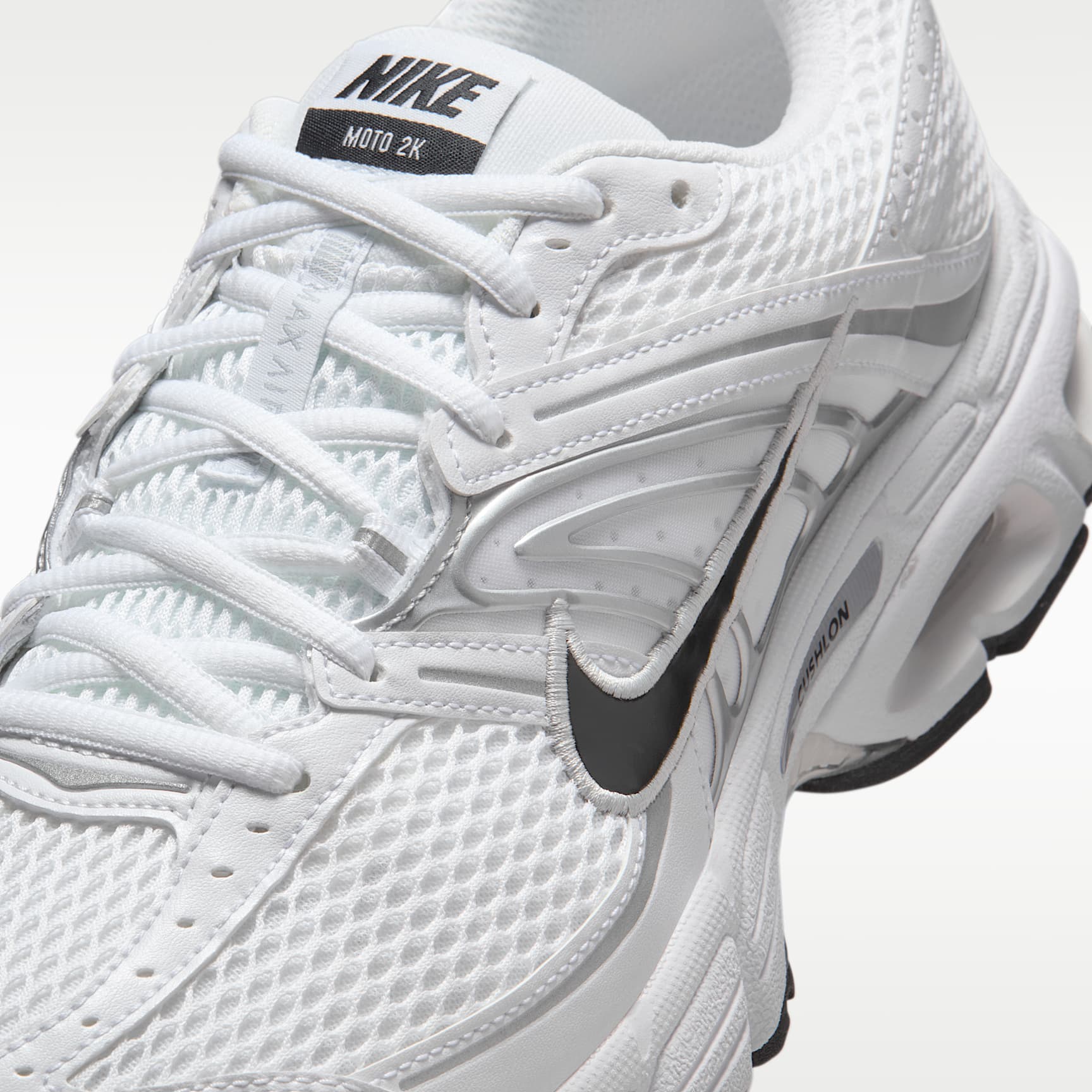 Nike Air Max Moto 2K Schuh (Herren) – Weiß/Metallic Silver/Photon Dust/Schwarz