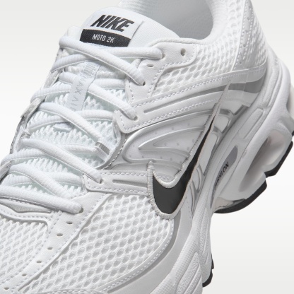 Nike Air Max Moto 2K Schuh (Herren) – Weiß/Metallic Silver/Photon Dust/Schwarz