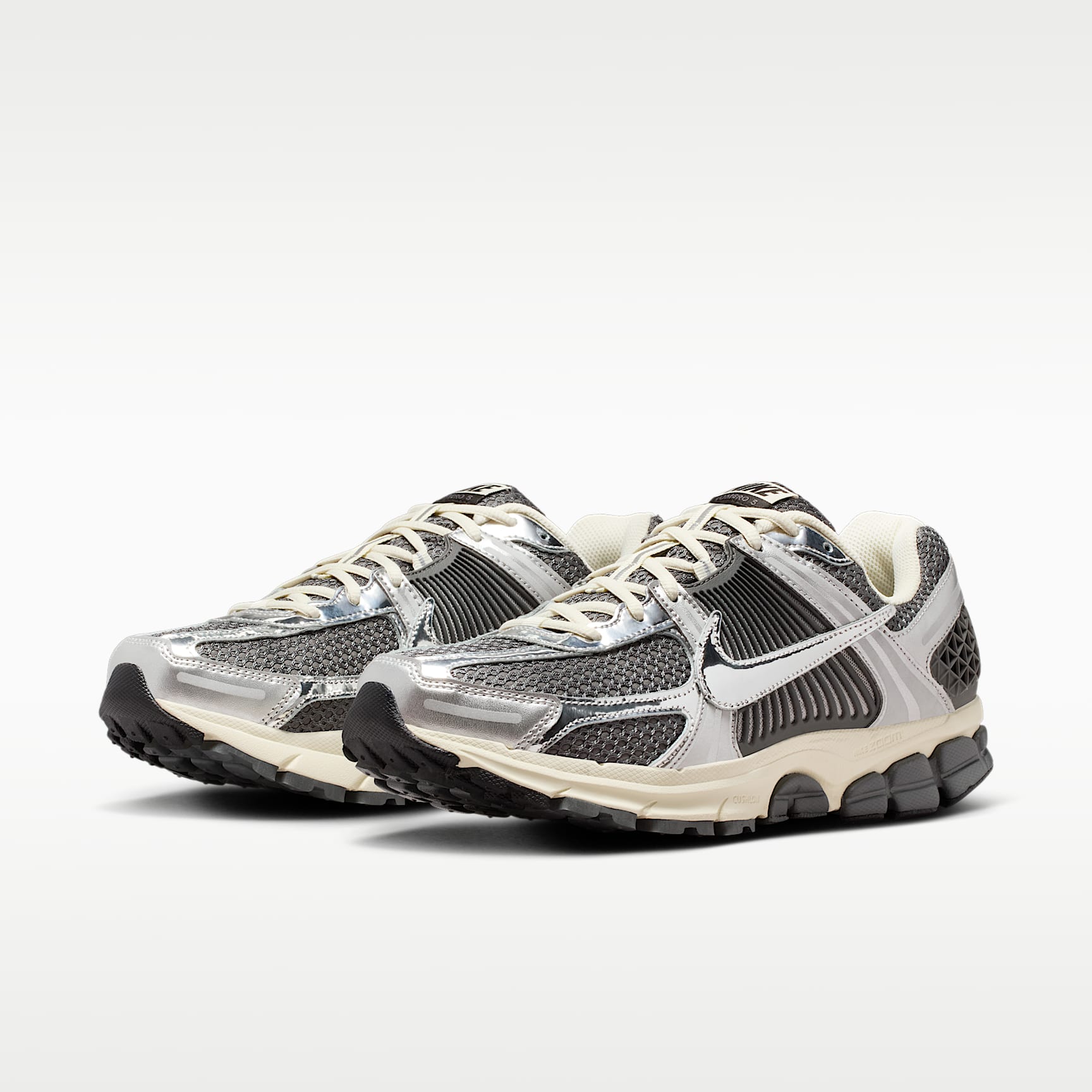 Nike Zoom Vomero 5 Schuh (Herren) – Iron Grey/Metallic Silver/Coconut Milk/Chrome