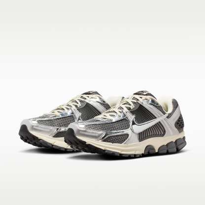 Nike Zoom Vomero 5 Schuh (Herren) – Iron Grey/Metallic Silver/Coconut Milk/Chrome