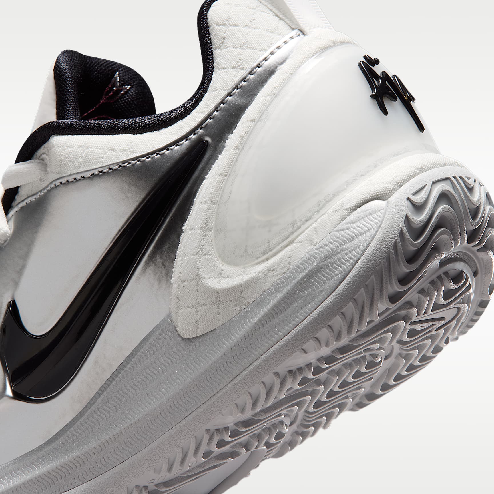 A'Two "Mirrored" A'ja Wilson Basketballschuh – Summit White/Metallic Silver/Schwarz