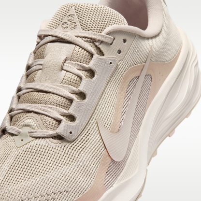 Nike ACG Pegasus Trail Traillaufschuh (Damen) – Cream II/Light Orewood Brown/Safety Orange/Cream II