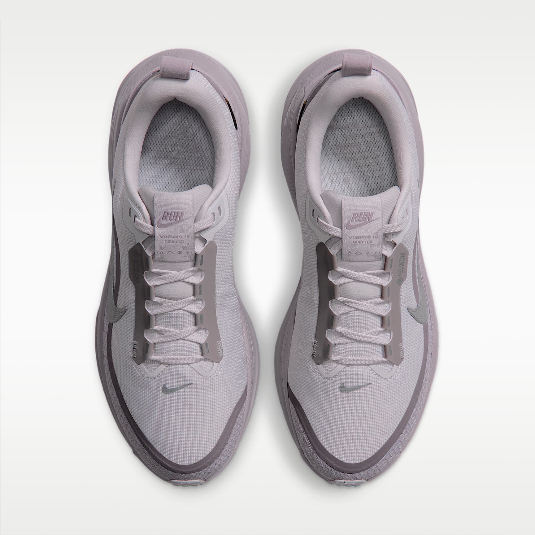 Nike Vomero 18 GORE-TEX Wasserdichter Straßenlaufschuh mit reflektierenden Designakzenten (Damen) – Vast Grey/Silver Lilac/Metallic Silver