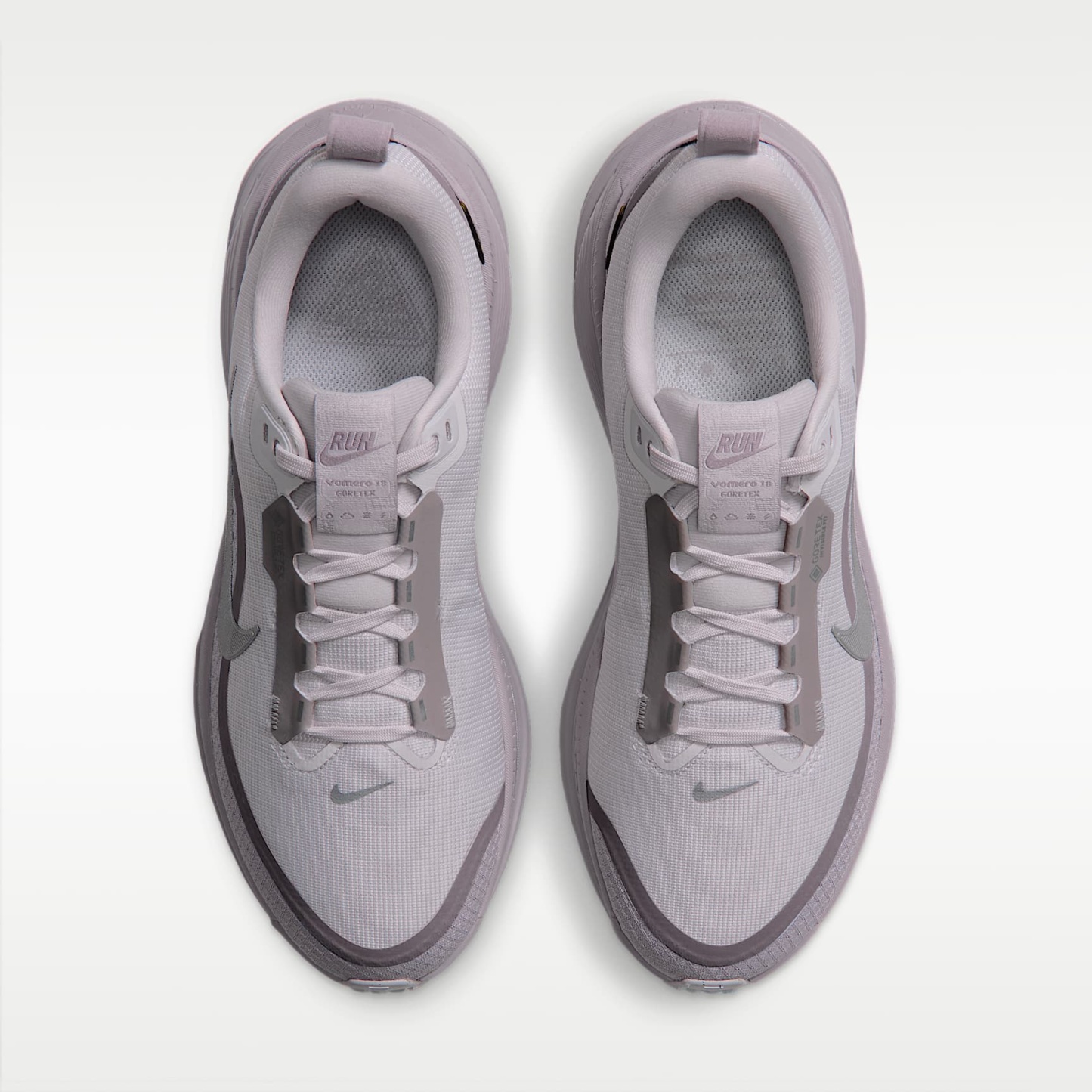 Nike Vomero 18 GORE-TEX Wasserdichter Straßenlaufschuh mit reflektierenden Designakzenten (Damen) – Vast Grey/Silver Lilac/Metallic Silver