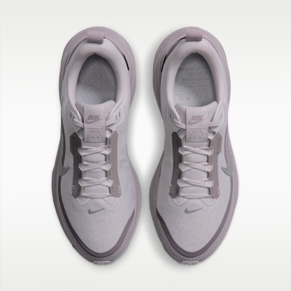 Nike Vomero 18 GORE-TEX Wasserdichter Straßenlaufschuh mit reflektierenden Designakzenten (Damen) – Vast Grey/Silver Lilac/Metallic Silver