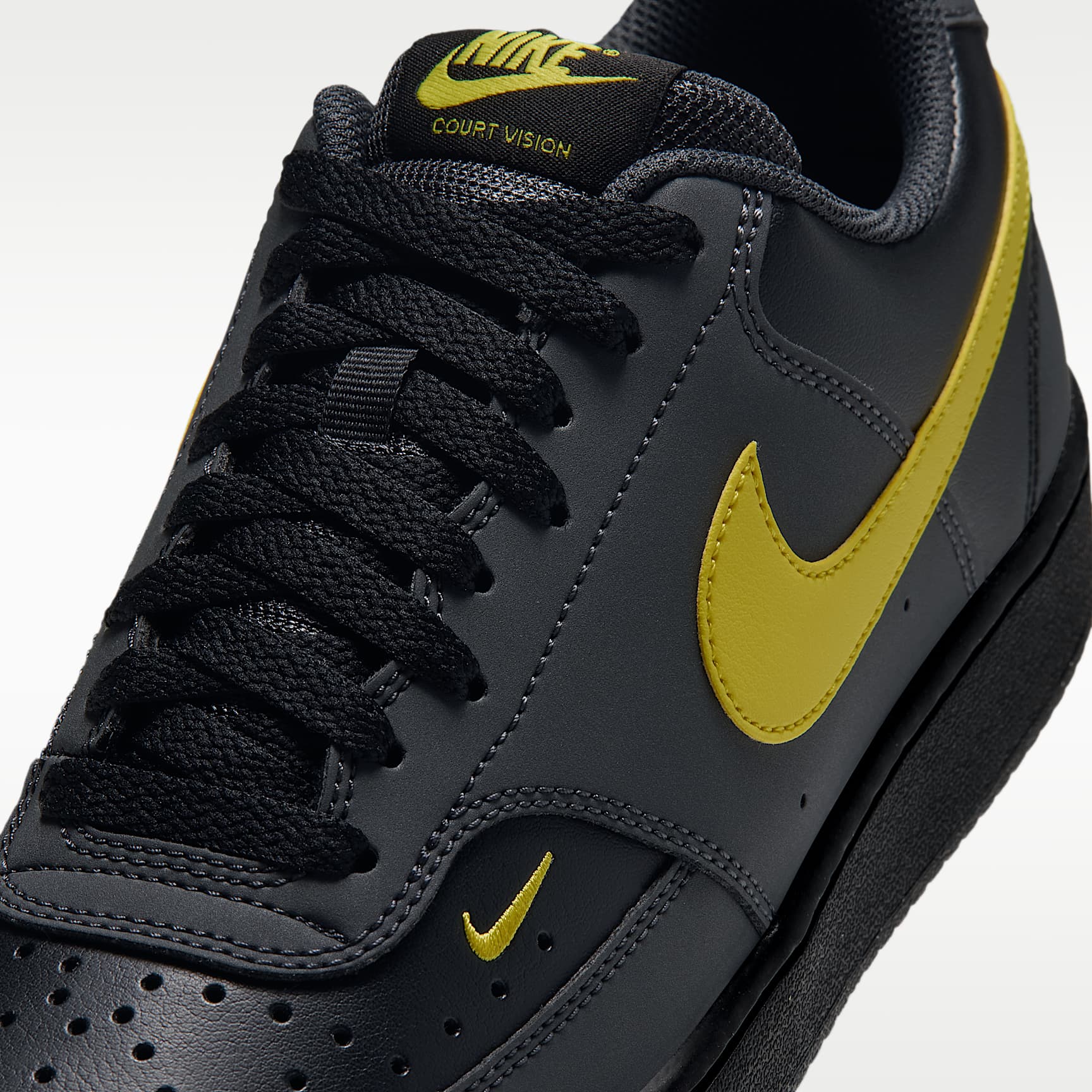 Nike Court Vision Low Herrenschuh – Dark Smoke Grey/Schwarz/Chrome Yellow