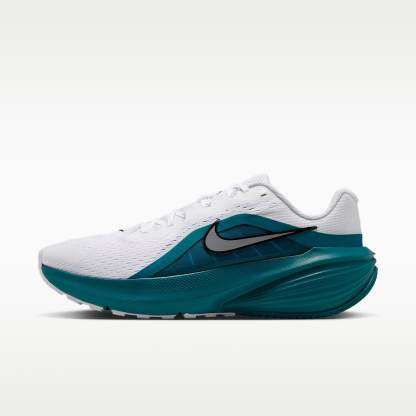 Nike Downshifter 14 Straßenlaufschuh (Herren) – Weiß/Bright Spruce/Schwarz/Metallic Silver