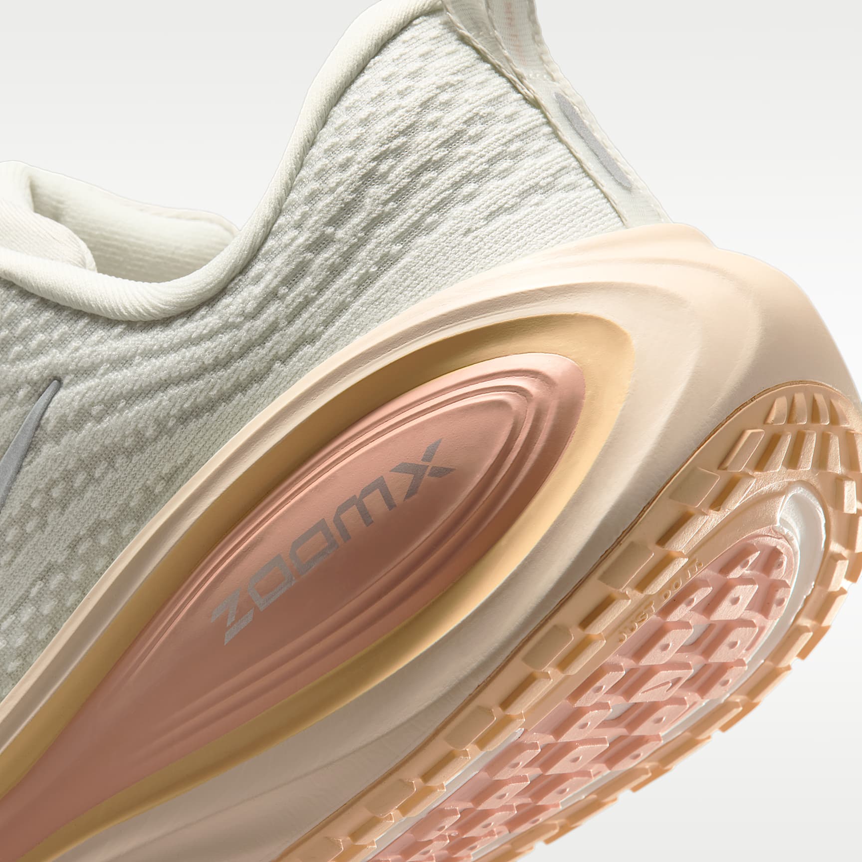 Nike Vomero Plus Straßenlaufschuh (Damen) – Light Bone/Arctic Orange/Ice Peach/Metallic Silver