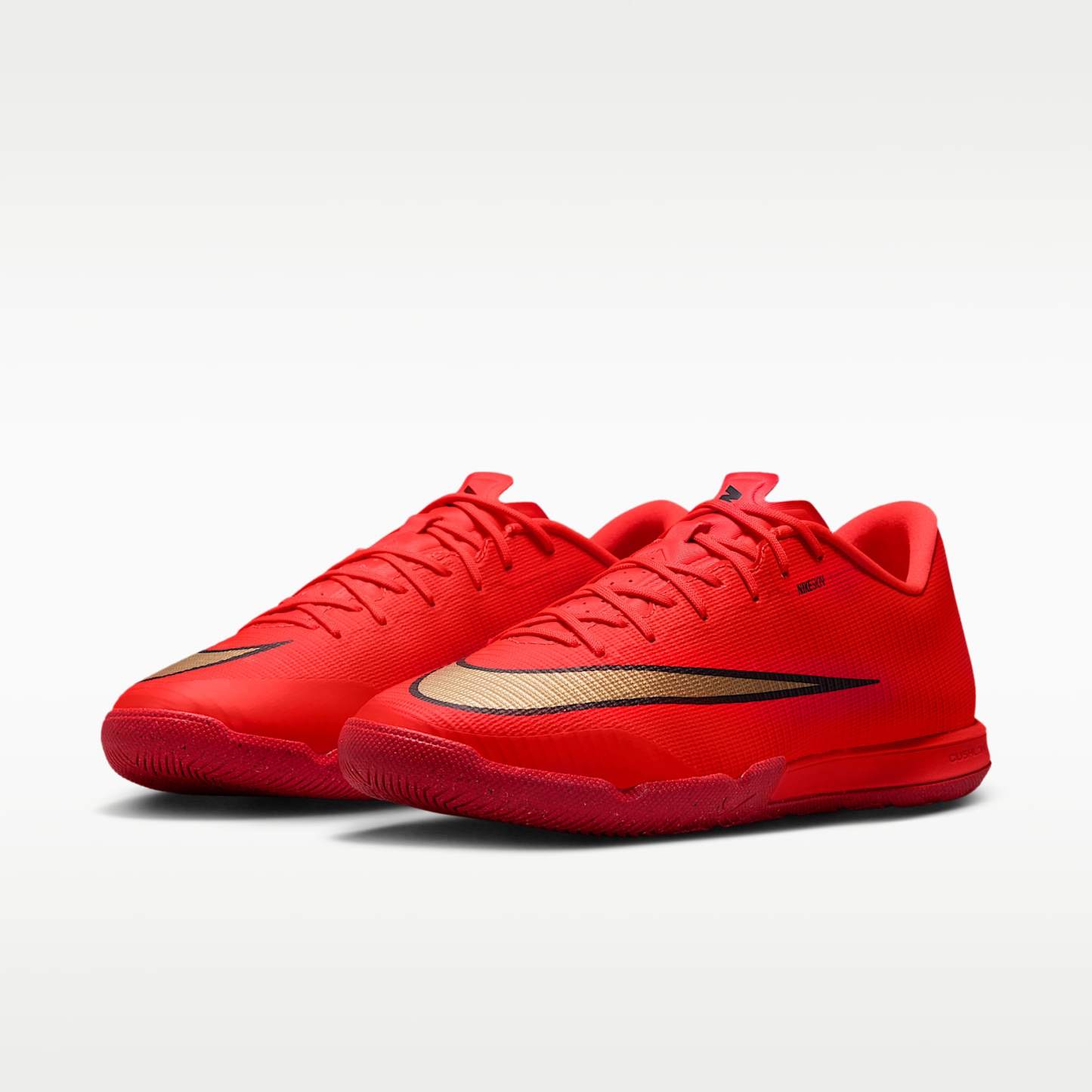 Nike Mercurial Vapor 17 Academy Low-Top-Fußballschuh für Hallen- und Hartplätze – Bright Crimson/Blur