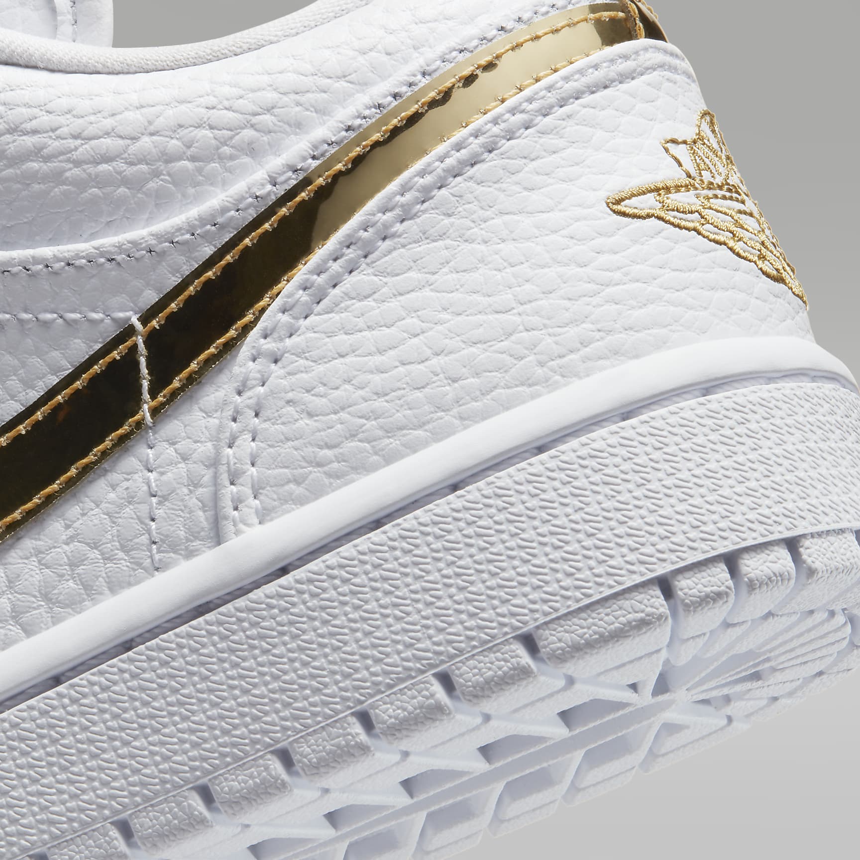 Air Jordan 1 Low SE Damenschuh – Weiß/Weiß/Metallic Gold
