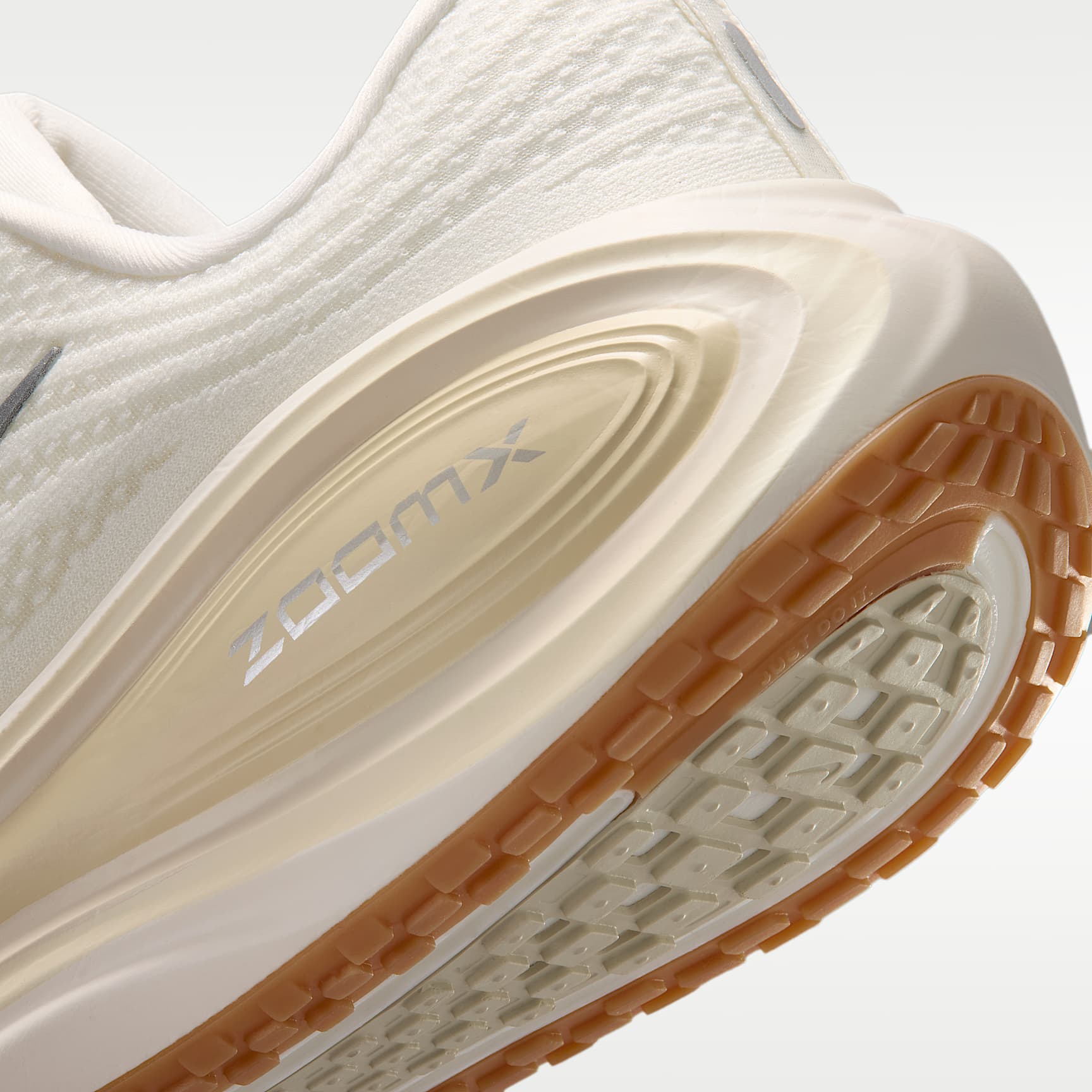 Nike Vomero Plus Straßenlaufschuh (Herren) – Sail/Coconut Milk/Light Khaki/Metallic Silver