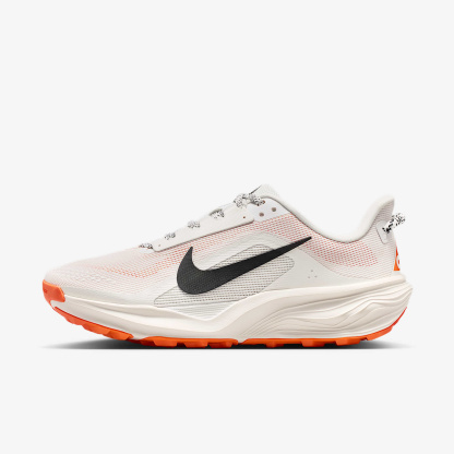 Nike ACG Pegasus Trail Traillaufschuh (Damen) – Summit White/Phantom/Safety Orange/Schwarz