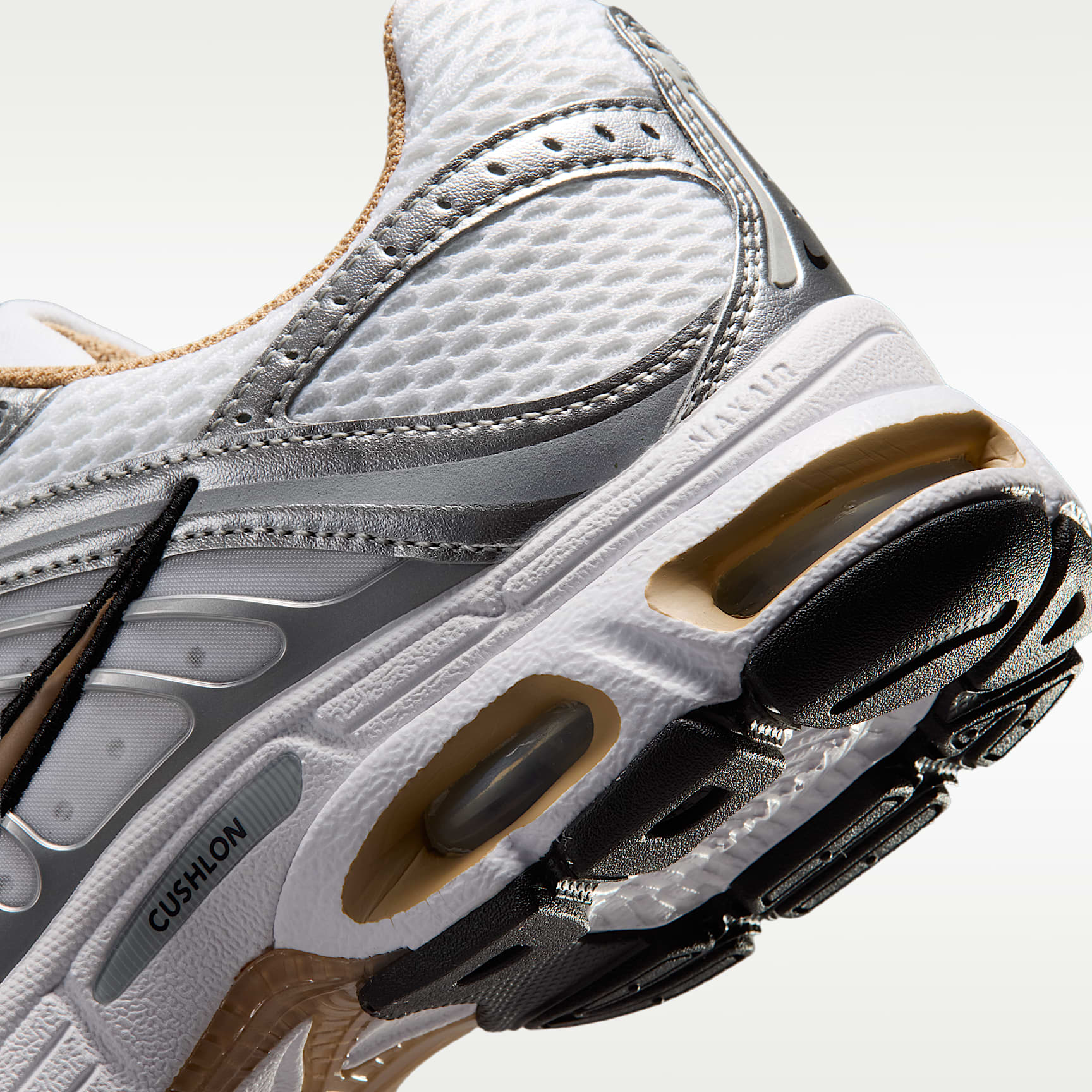 Nike Air Max Moto 2K Schuh mit reflektierenden Akzenten (Damen) – Weiß/Metallic Silver/Schwarz/British Khaki