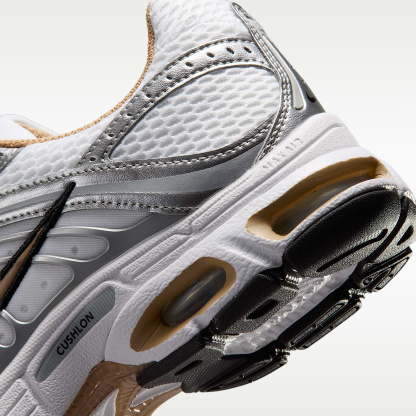 Nike Air Max Moto 2K Schuh mit reflektierenden Akzenten (Damen) – Weiß/Metallic Silver/Schwarz/British Khaki