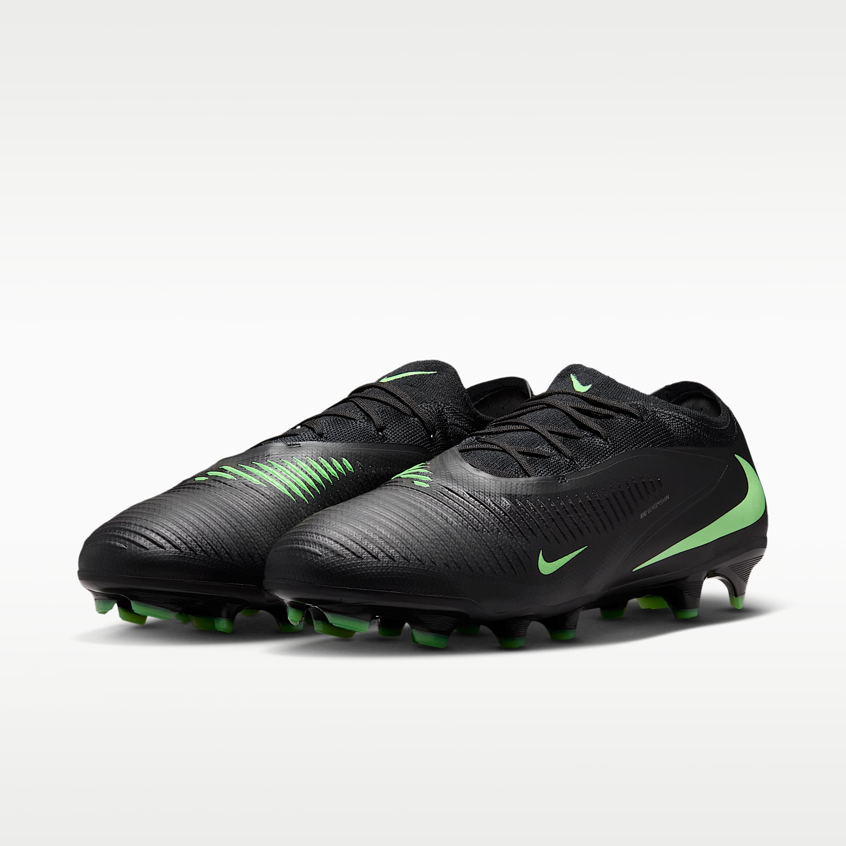 Nike Phantom 6 Low Pro Fußballschuh für normalen Rasen – Schwarz/Schwarz/Illusion Green