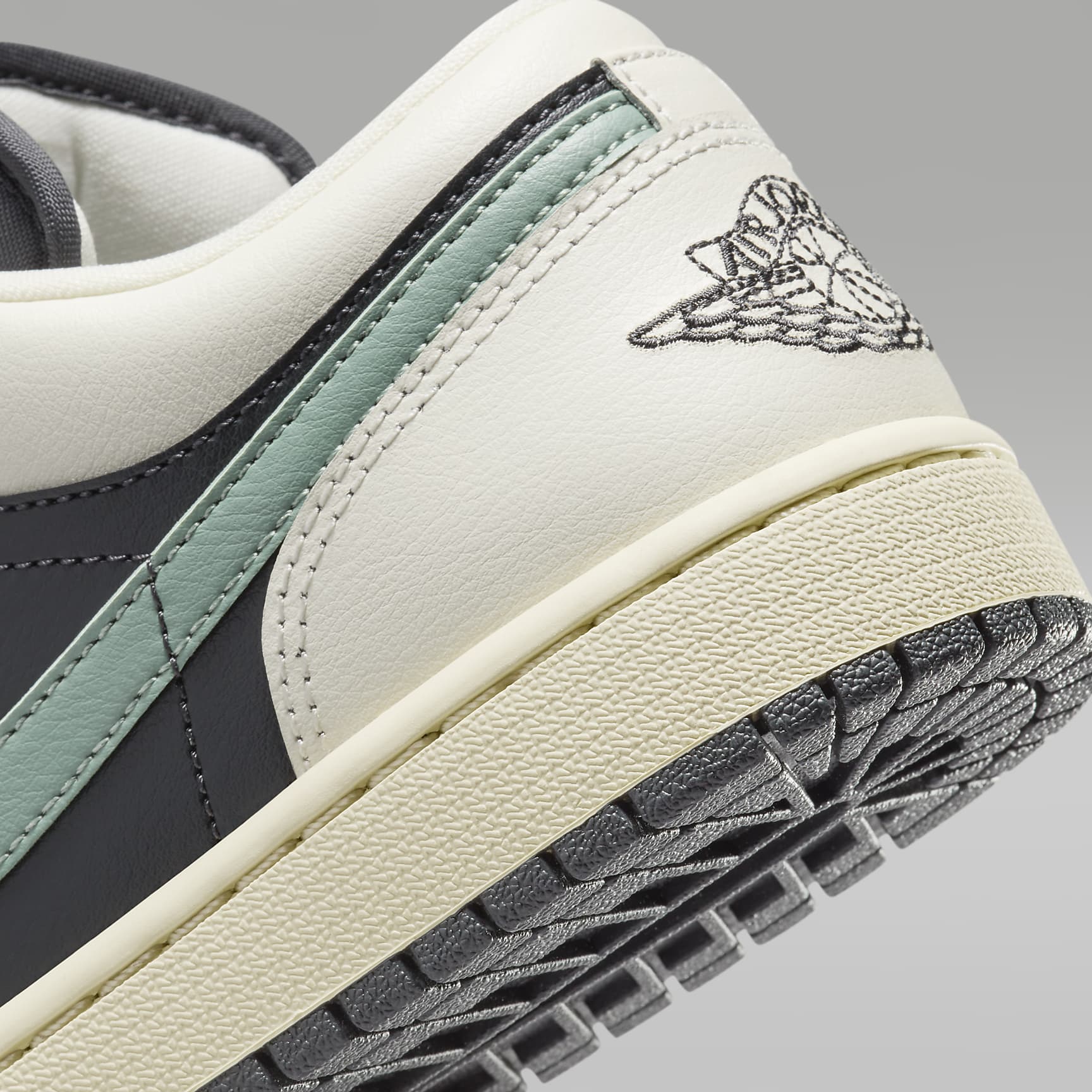 Air Jordan 1 Low Damenschuh – Anthracite/Sail/Legend Sand/Jade Smoke