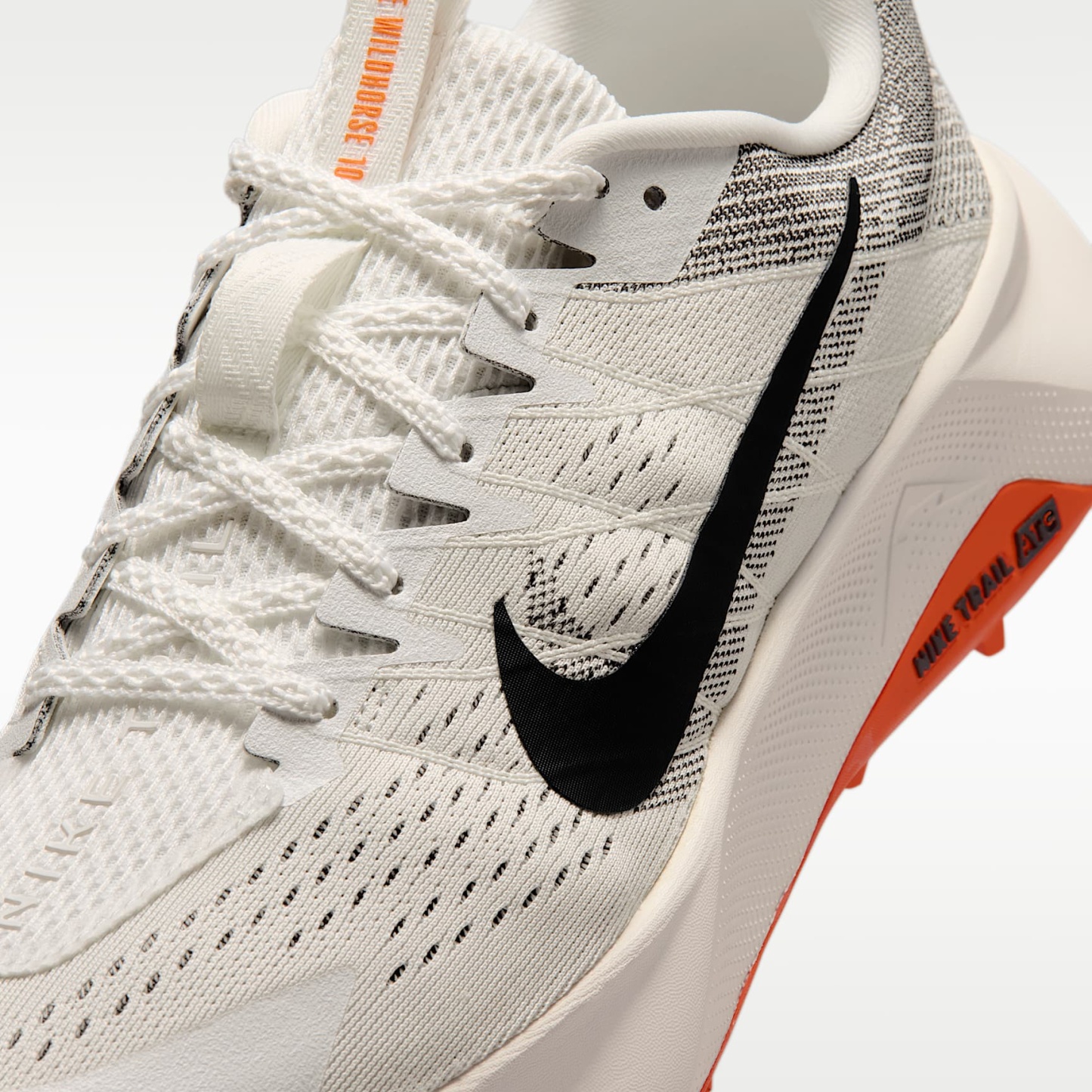 Nike Wildhorse 10 Traillaufschuh (Herren) – Summit White/Safety Orange/Phantom/Schwarz
